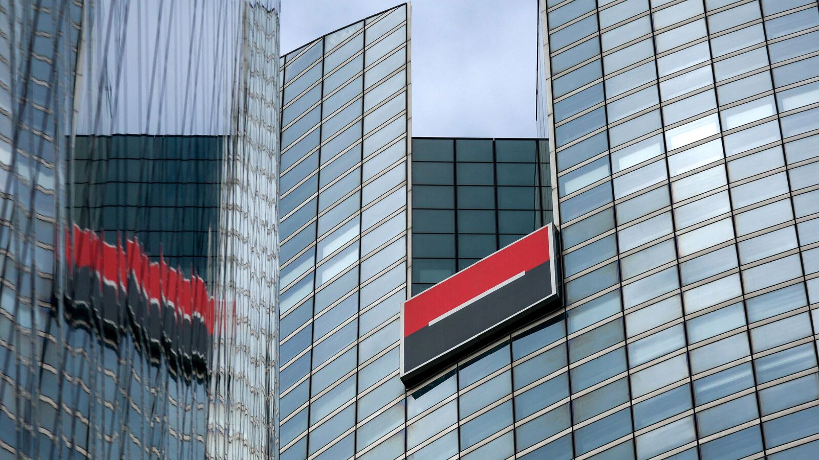 French bank Societe Generale announces 900 job cuts in cost-cutting program